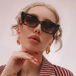 Cat eye sunglasses with tortoiseshell frame and gradient lenses for trendy women