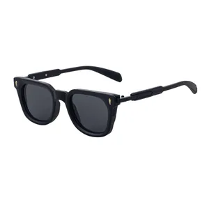 Klassische quadratische polarisierte Sonnenbrille für Herren mit goldenen Metallelementen