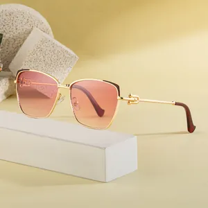 Lunettes de soleil œil-de-chat tendance avec monture dorée et verres dégradés roses