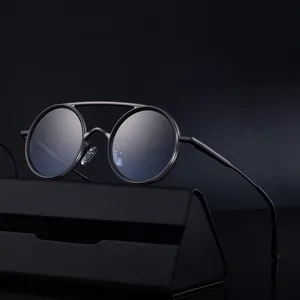 Lunettes de soleil ovales vintage à double pont métallique sur un étui noir chic