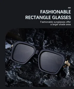 Makro-Detail der schwarzen rechteckigen Sonnenbrille mit goldenen Metallakzenten am Bügel