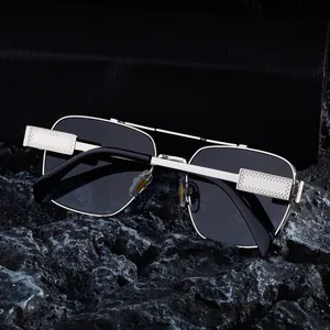 Détail de lunettes de soleil argentées à double pont avec charnière métallique texturée