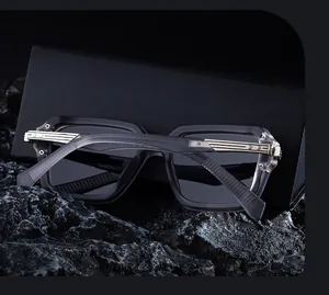Detailaufnahme der Sonnenbrille mit silbernen Metallscharnieren und grauem Gestell