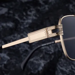 Vue macro des branches en métal doré avec détails en relief sur lunettes de soleil