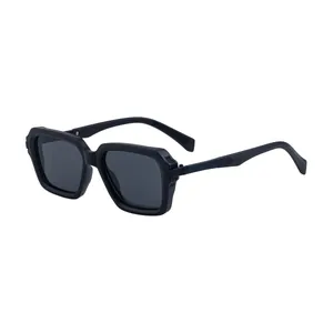 Klassische quadratische polarisierte Herren Sonnenbrille mit mattem schwarzem Rahmen