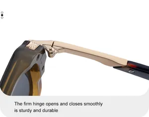 Détail de la charnière métallique et des branches en écaille de lunettes de soleil carrées