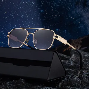 Lunettes de soleil aviateur vintage en métal doré avec verres gris foncé et texture