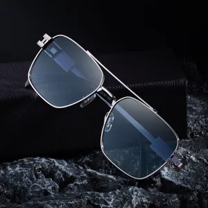 Lunettes de soleil carrées vintage pour hommes avec monture en métal argenté et gravures