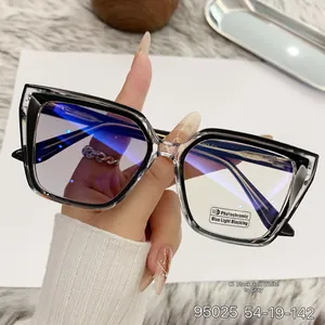 Λεπτομέρεια σκελετού cat-eye με ασπρόμαυρη αντίθεση και χρυσούς μεταλλικούς βραχίονες