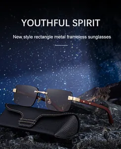Gafas de sol cuadradas sin montura con patillas de madera sobre estuche