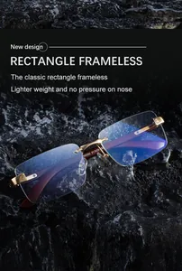 Detalle de gafas de sol cuadradas al aire con juntas doradas y patillas de madera