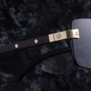 Detalle de las patillas efecto madera y bisagra de metal dorado con elementos de tornillo