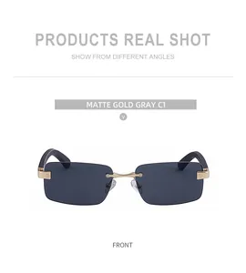 Vista detallada de gafas de sol cuadradas sin montura con bisagras en C de metal dorado