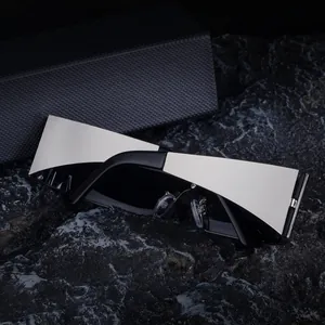 Gros plan de lunettes de soleil futuristes miroir argenté sur roche avec étui