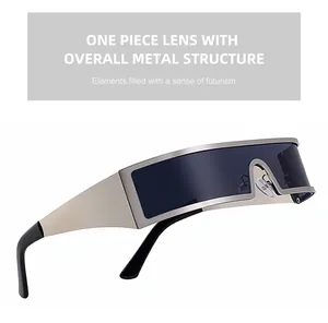 Détail de lunettes de soleil en métal argenté avec verre futuriste monobloc