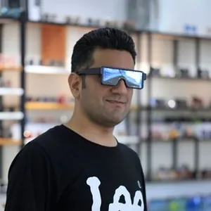 Nahaufnahme des LED-Pixeldisplays der stylischen schwarzen randlosen Smart-Sonnenbrille