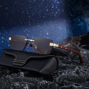 Gafas de sol cuadradas sin montura con patillas de madera y estuche en fondo de roca