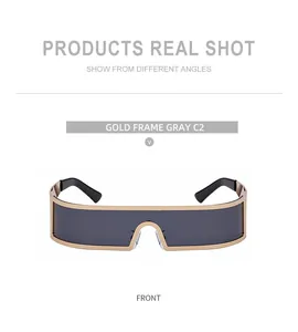 Vue de face des lunettes de soleil carrées en métal doré avec verres gris unis