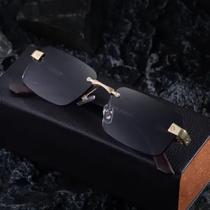 Gafas de sol cuadradas sin montura con lentes grises y patillas de madera oscura de lujo