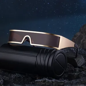 Lunettes de soleil carrées futuristes à monture dorée et verre unique sur socle noir