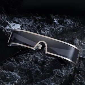Lunettes de soleil futuristes en métal argenté avec verre bouclier sur fond de roche