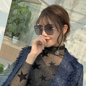 Fashionable oversized rimless sunglasses with gradient lenses and gold metal temples