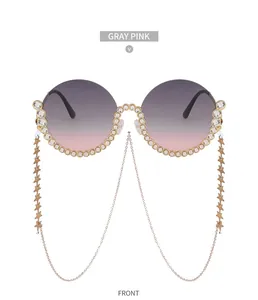Detailansicht der runden Sonnenbrille in Grau-Rosa mit Strasssteinen und dekorativer Sternenkette