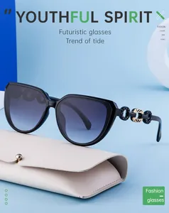 Détails de lunettes œil-de-chat noires avec branches chaînées dorées et étui crème
