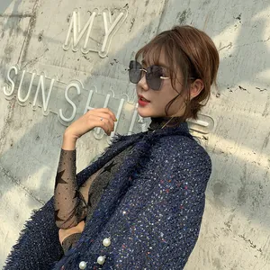 Chic rimless polarized sunglasses with dark gray polygonal lenses and gold metal temples