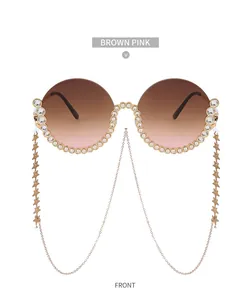 Vorderansicht der runden braun-rosa Sonnenbrille mit Diamantrahmen und Sternenkette
