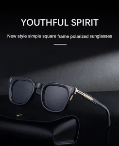 Detail einer quadratischen Polarisationsbrille mit mattem schwarzem Rahmen und Goldakzenten