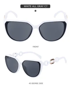 Détail de lunettes de soleil œil-de-chat blanches avec branches en chaîne et verres gris