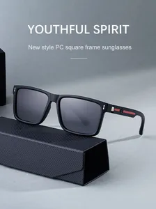 Detalle de gafas de sol cuadradas negras con logo de rayas y estuche con textura