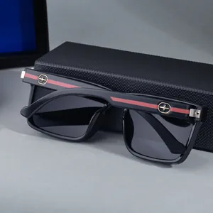 Detalle de gafas de sol cuadradas para hombre con patillas de rayas rojas y estrella