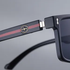 Detalle de bisagra de gafas de sol con rayas rojas y estrella dorada en montura negra