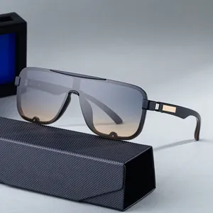 Fashionable square polarized sunglasses for men with gradient lenses and a folding case