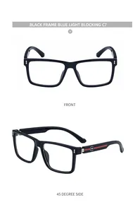 Detalle de gafas rectangulares negras con franja roja y logo metálico en la patilla