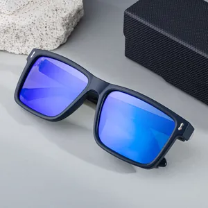 Gafas de sol cuadradas negro mate con lentes reflectantes azules y remaches plateados