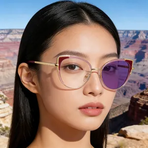 Nahaufnahme der Cat-Eye-Sonnenbrille mit goldenem Metallrahmen und lila Farbverlauf