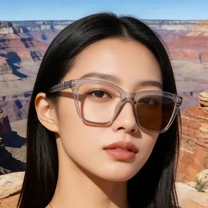 Gafas de sol cat-eye fotocromáticas con montura gris transparente usadas por una modelo