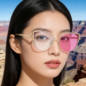 Detail einer Cat-Eye Sonnenbrille mit photochromen Gläsern und goldenem Metallgestell
