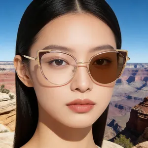 Cat-Eye Photochrome Sonnenbrille mit goldener Metallfassung und selbsttönenden Gläsern