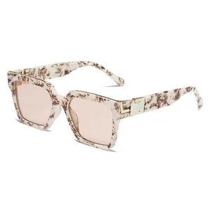 Lunettes de soleil carrées modernes avec texture marbrée et verres rose clair à angle 45°
