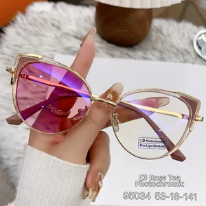 Detail der Cat-Eye-Sonnenbrille mit selbsttönenden Gläsern, die von klar zu Rosa wechseln