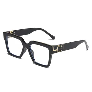 Lunettes de soleil carrées à monture noire brillante avec détails en métal doré chic