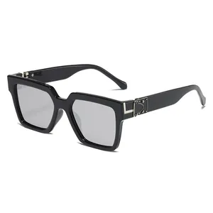 Lunettes de soleil carrées oversize chic avec monture noire et rivets argentés