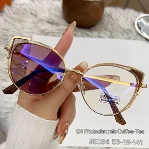 Modische Cat-Eye-Brille mit Gold-Metallrahmen und phototropen Gläsern mit Farbwechsel