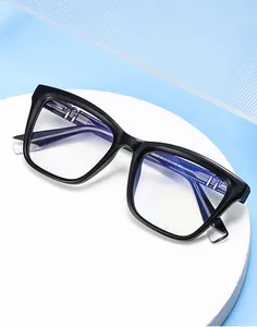 Vista detallada de la montura negra cat-eye con el número de modelo y dimensiones