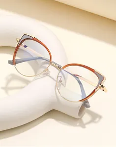 Detailansicht der Cat-Eye-Sonnenbrille mit Metallsteg und 9503 53 18-14 Größenangaben