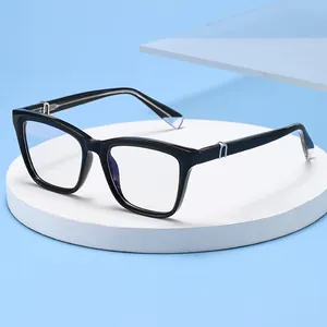 Gafas de sol cat-eye con montura cuadrada negra y detalles metálicos de moda